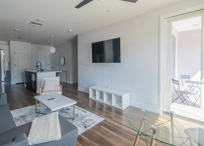 Apartment Dt 1bd With Pool Gym Parking Wd *